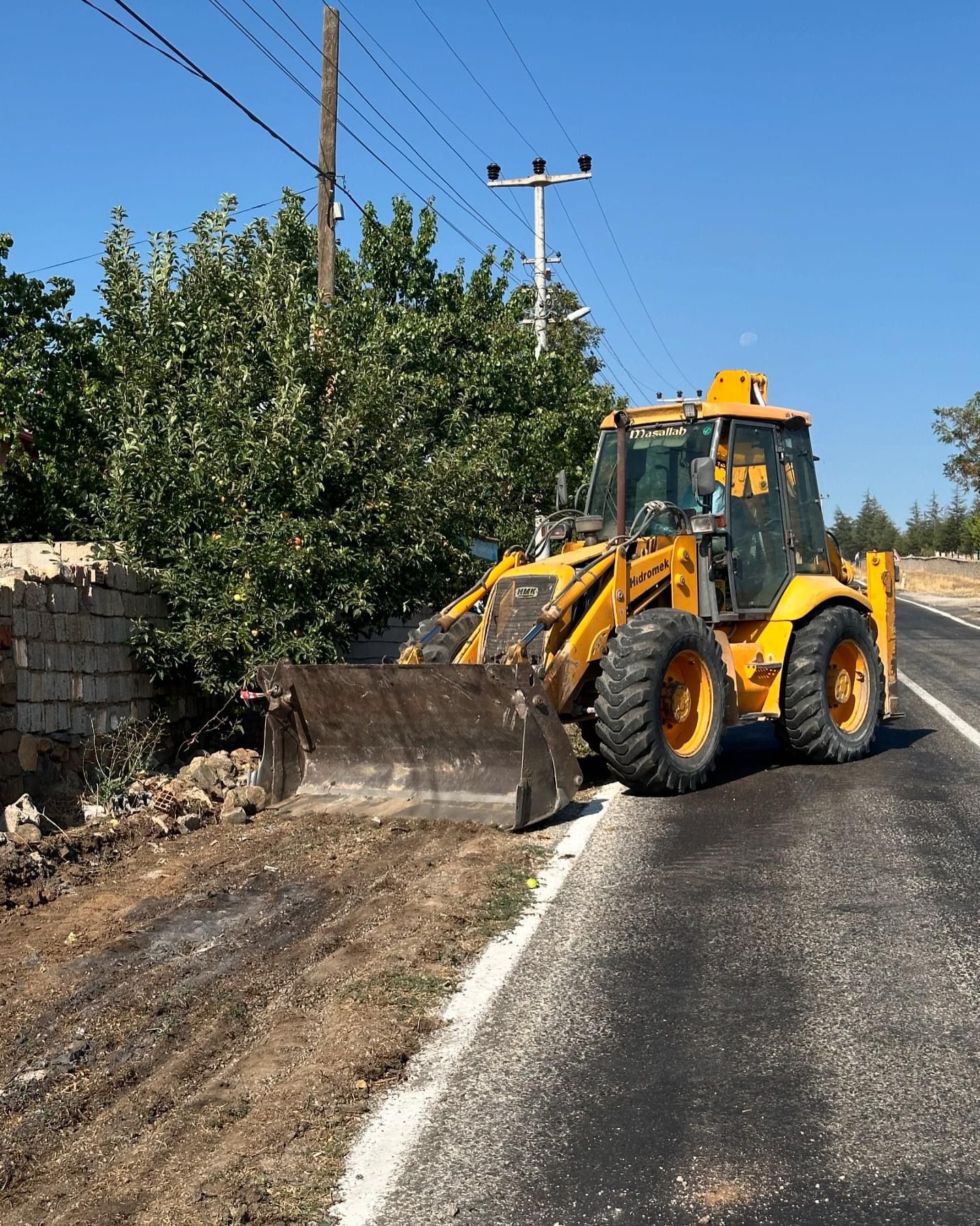 Aksaray’da kepçe ile yollardan çöpleri kazıdılar!