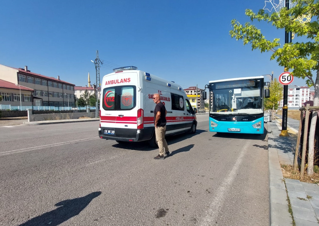 Halk otobüsü şoförü fenalaşan yolcuyu aile sağlığı merkezine yetiştirdi