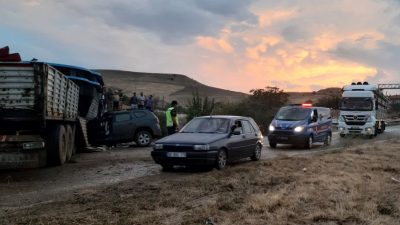 Kırıkkale'nin Karakeçili ilçesinde tır ile otomobilin çarpışması sonucu yaralanan 6