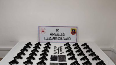 Konya'nın Beyşehir ilçesinde yola atılan çuvalda 40 ruhsatsız tabanca ele