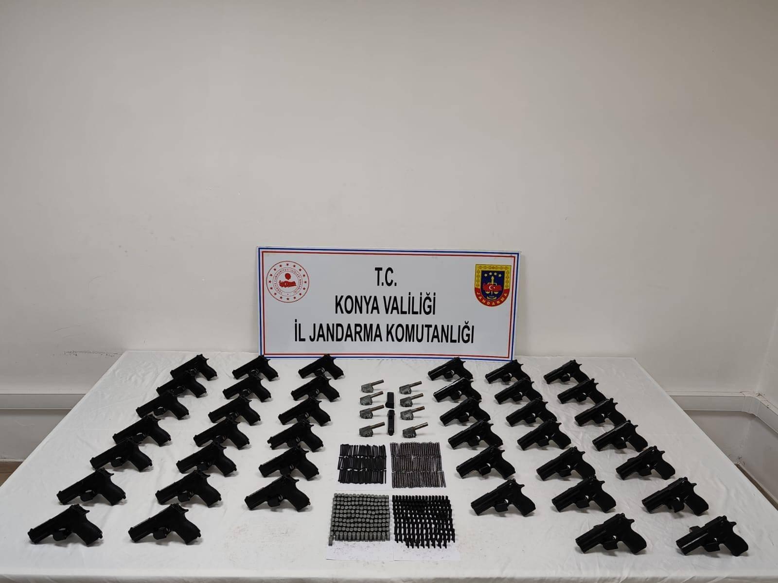 Yola atılan çuvalda 40 ruhsatsız tabanca bulundu