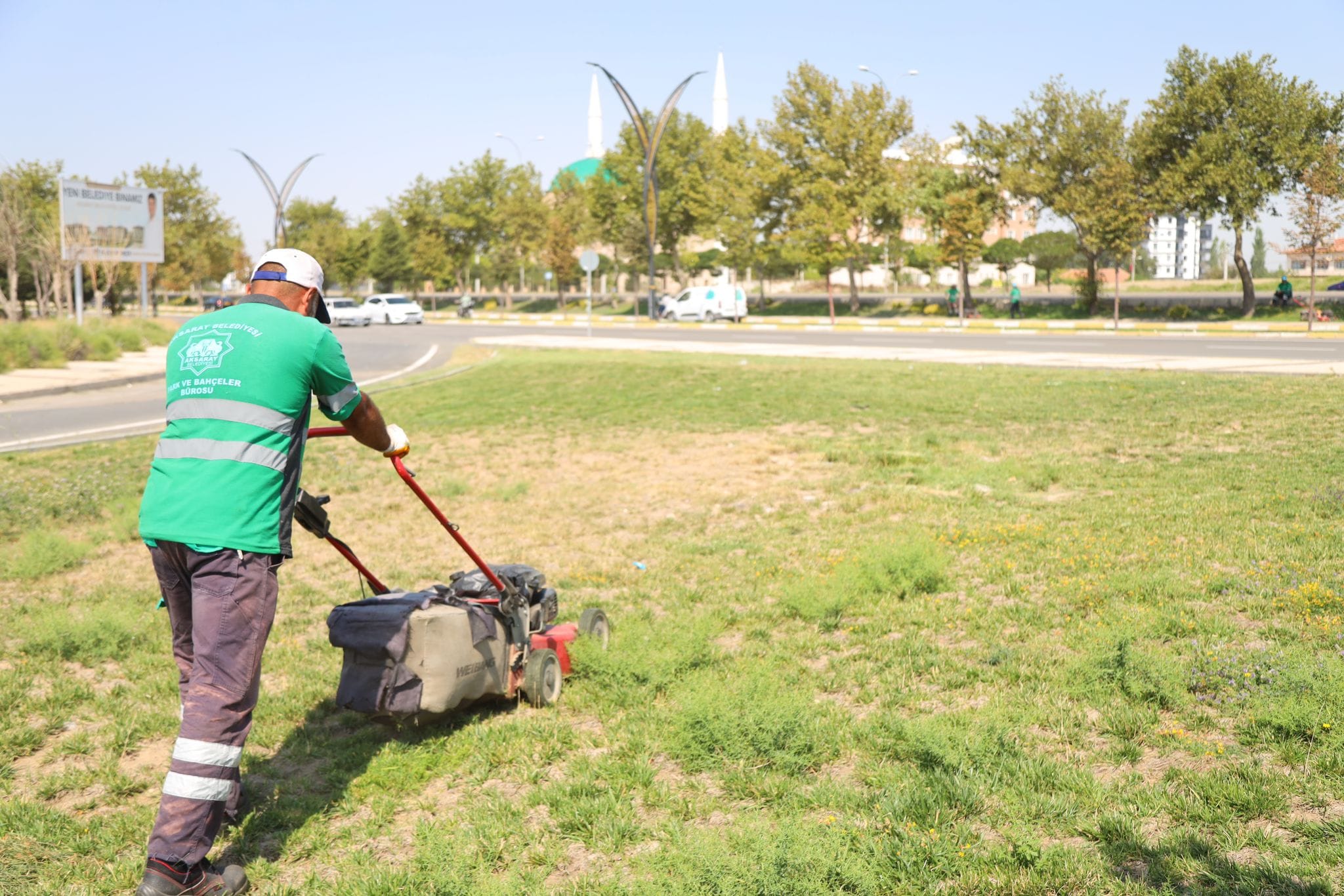 Aksaray Belediye ekipleri yeşil alanları koruyor