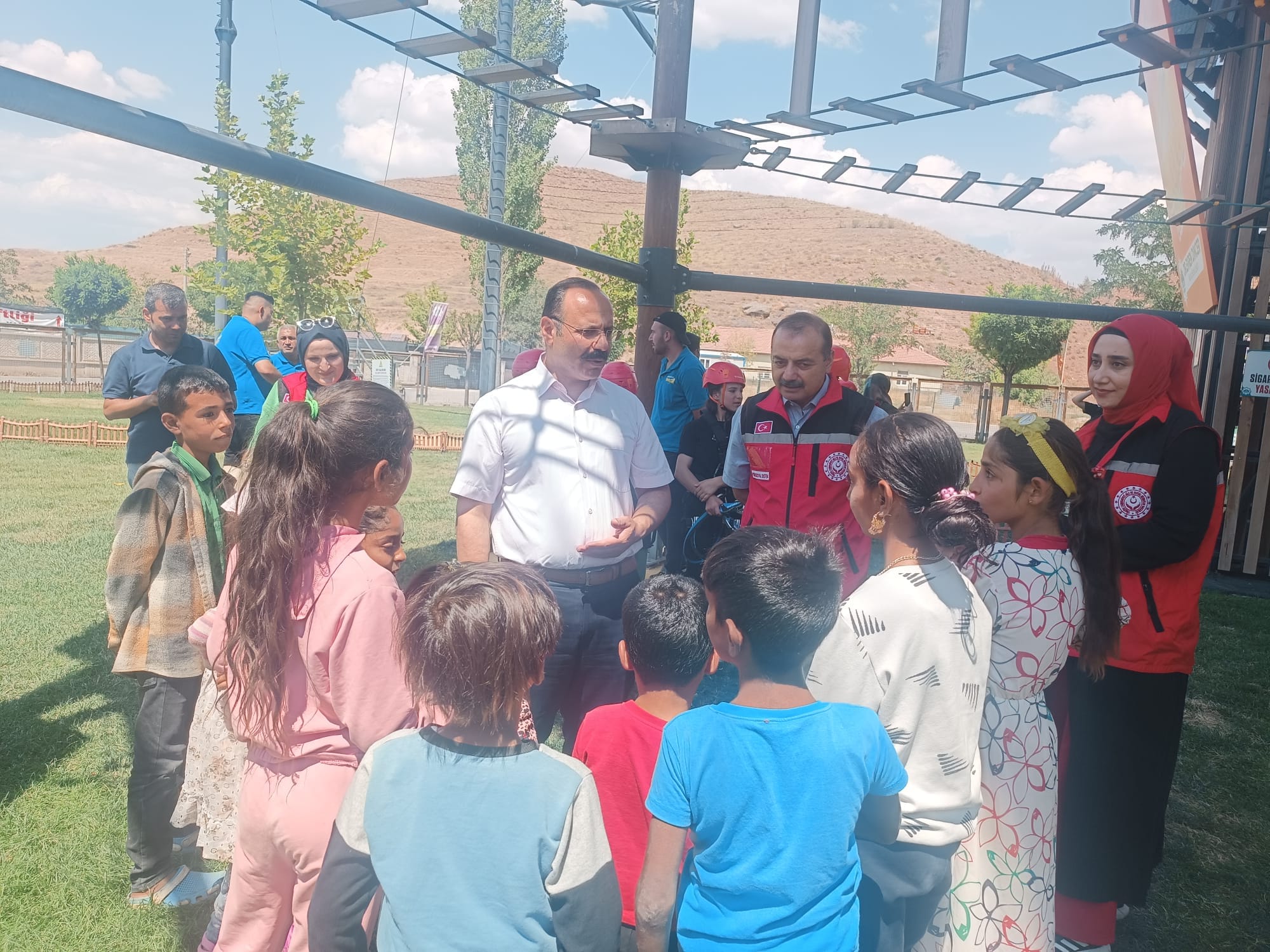 Mevsimlik tarım işçilerinin çocukları macera parkında doyasıya eğlendi