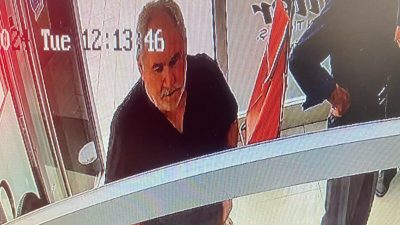 Aksaray'da bir döviz bürosunda unutulan çanta, güvenlik kamerasına yansıdı. Döviz