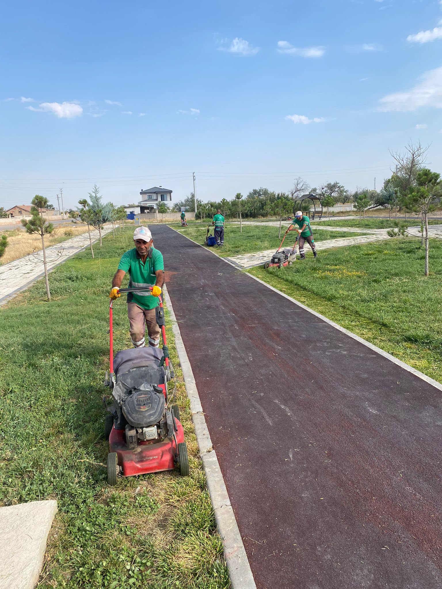 Aksaray Belediyesi sahada, park ve bahçelerde peyzaj çalışmaları yürütülüyor