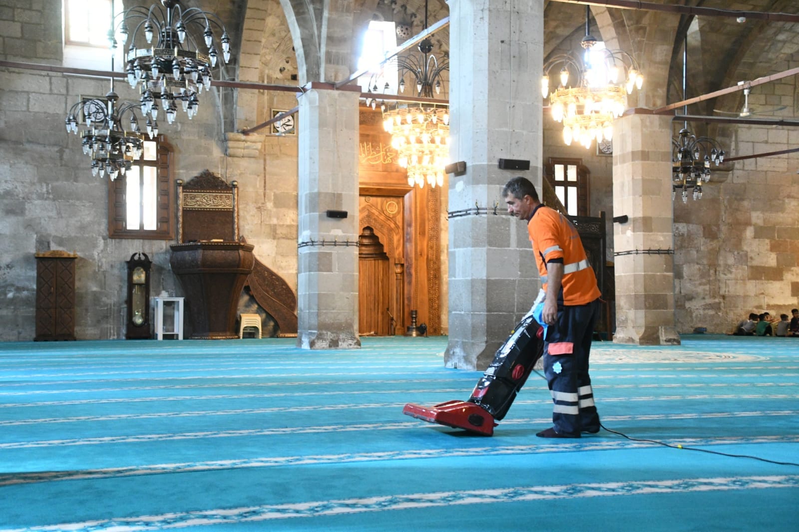 Aksaray Belediyesi camileri temizliyor