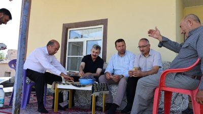 “Rabbim hepimizin sofralarına bereket versin” diyen Altınsoy, tandırda ekmek pişiren