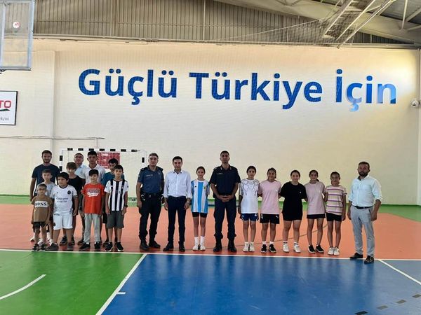 Kaymakam Yurddaş sporcu gençlerle bir arada