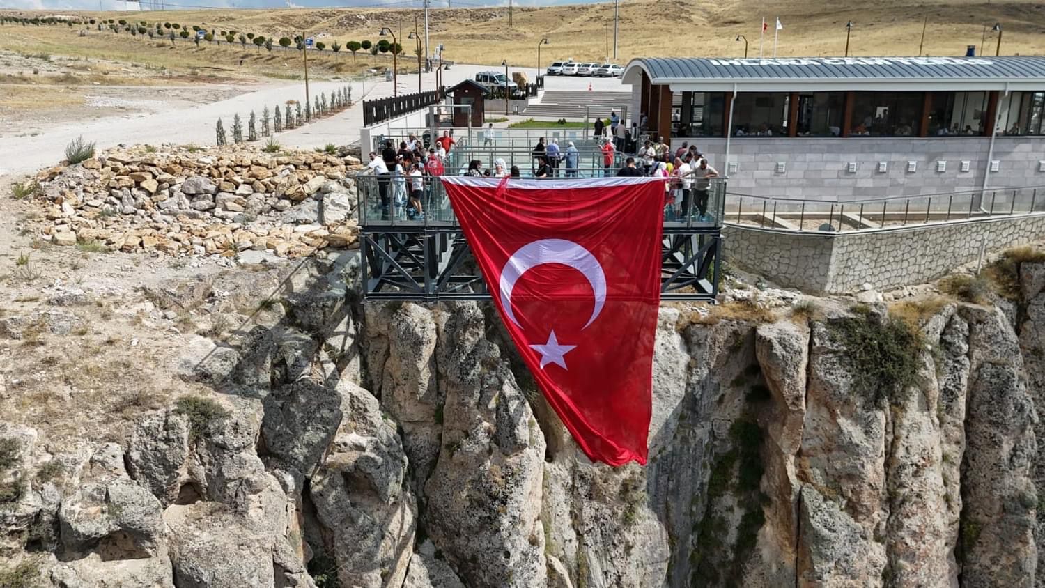 Aksaray’da 30 Ağustos Coşkusu: Ihlara Vadisi Cam Teras’ta Dev Türk Bayrağı Dalgalandı!