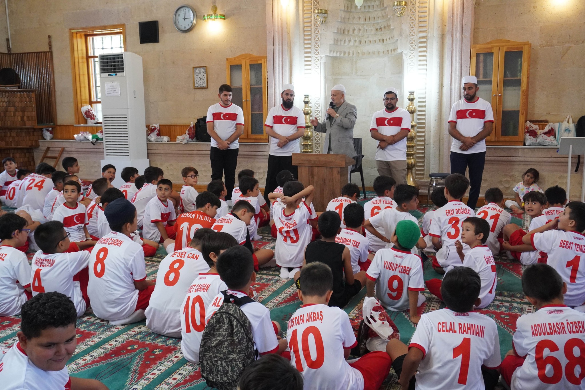 Müftü Işıldar Nakkaş Yeni Cami Yaz Kur’an Kursu kapanış töreninde, çocuklar hediyelerine kavuştu