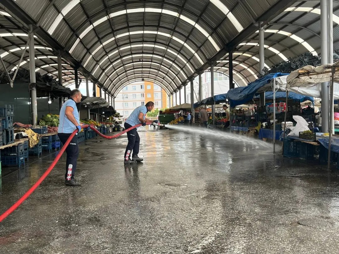 Ortaköy’de sebze pazarı temizledi. Vatandaşlara hijyenik ve güvenli ortam sunuluyor