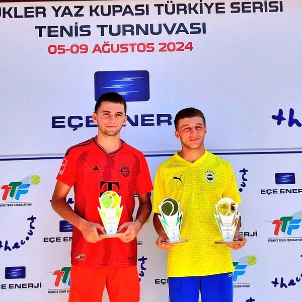 Aksaraylı sporculardan tarihi başarı; Türkiye Serisi Tenis Turnuvasında kupa kazandı