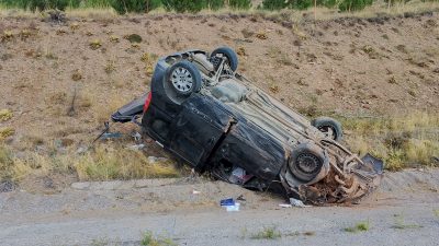 Sivas'ın Şarkışla ilçesinde hafif ticari aracın devrilmesi sonucu 2'si çocuk,