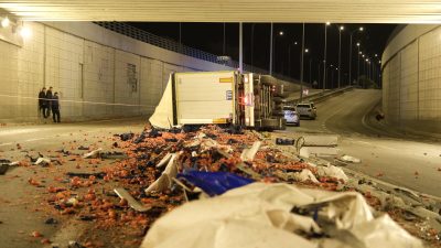 Konya’nın Karapınar ilçesinde devrilen domates yüklü tırın sürücüsü yaşamını yitirdi.