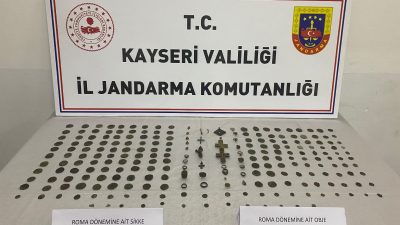 Kayseri'de tarihi eser kaçakçılığı operasyonunda 2 zanlı gözaltına alındı.