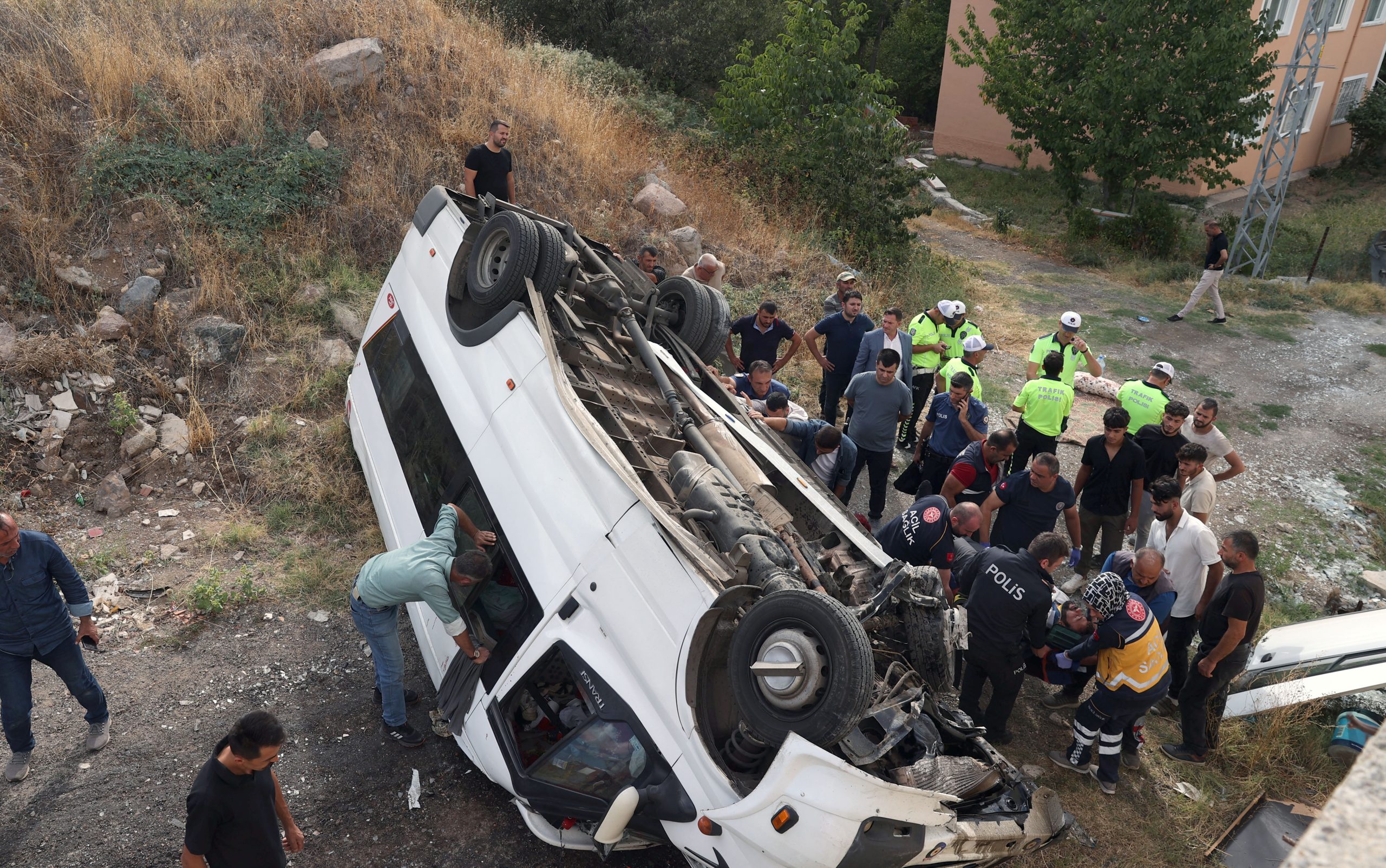 Devrilen minibüsteki 15 fındık işçisi yaralandı