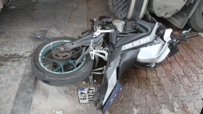 Konya'nın Beyşehir ilçesinde tırla çarpışan motosikletteki 2 kişi yaralandı.