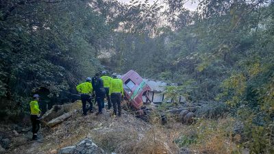 Konya'da kamyonun şarampole devrildiği kazada sürücü hayatını kaybetti.