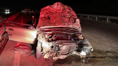 Kırıkkale'de otomobilin bariyerlere çarpması sonucu 1'i ağır 2 kişi yaralandı.