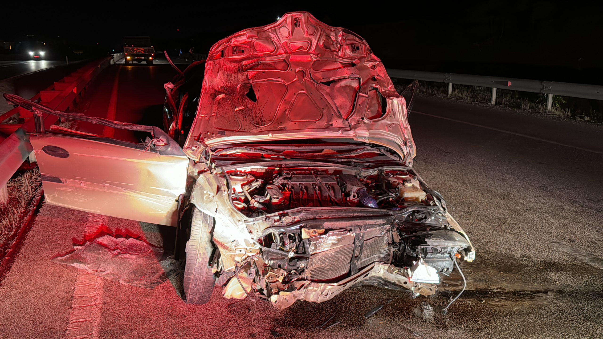  Bariyerlere çarpan otomobildeki 2 kişi yaralandı