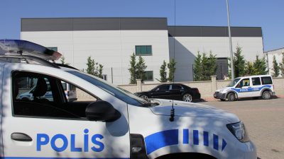 Kayseri'de bir kadın, çalıştığı fabrikanın bahçesinde av tüfeğiyle öldürüldü.