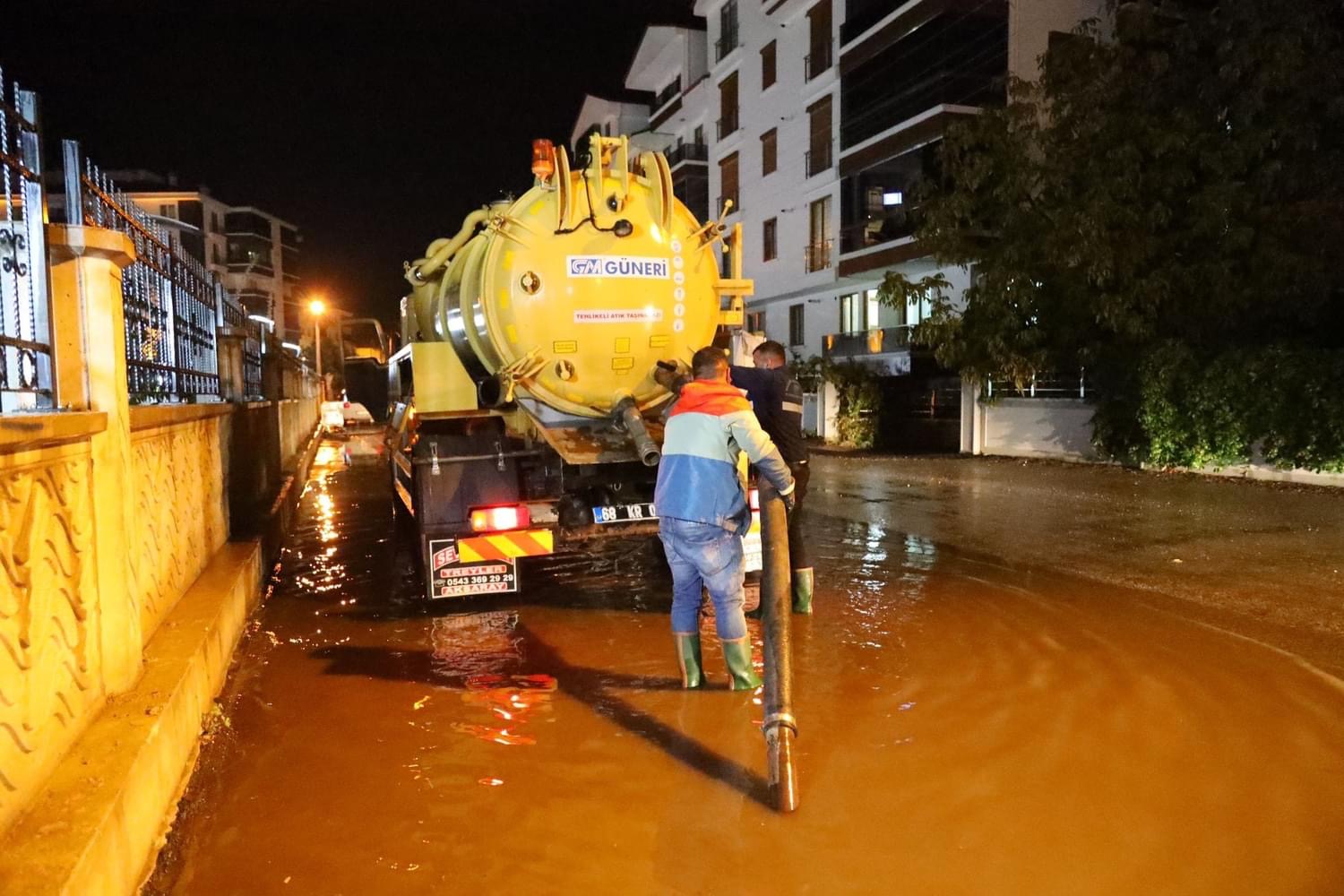 Aksaray’da Belediye ekipleri gece boyu yağmur alarmında!