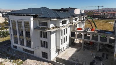 Aksaray Belediye Başkanı Evren Dinçer, yapımında sona yaklaşılan Yeni Belediye