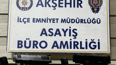 Akşehir ilçesinde bir araçta ruhsatsız tabanca ele geçirildi.