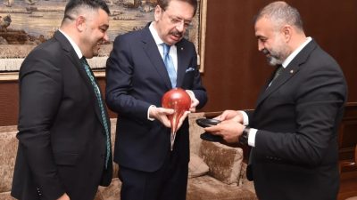 Hisarcıklıoğlu’na ‘Cumhuriyet Ateşi’ hediye edildi!