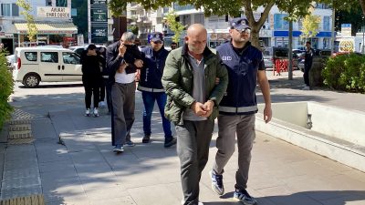 Kırşehir'de 15 düzensiz göçmen yakalandı, göçmen kaçakçılığı yaptıkları iddiasıyla gözaltına