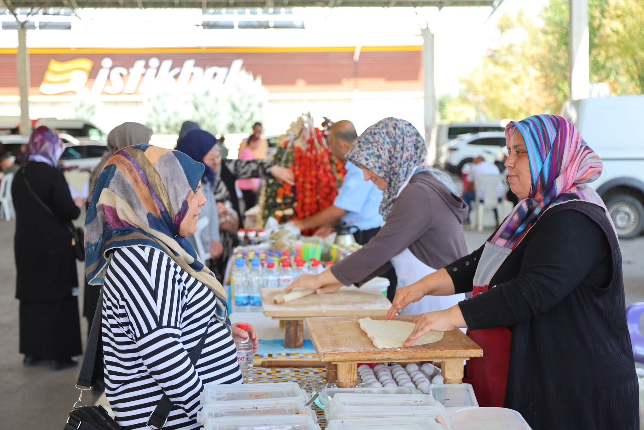 Hanımeli Pazarı vatandaşların ilgisini çekmeye devam ediyor