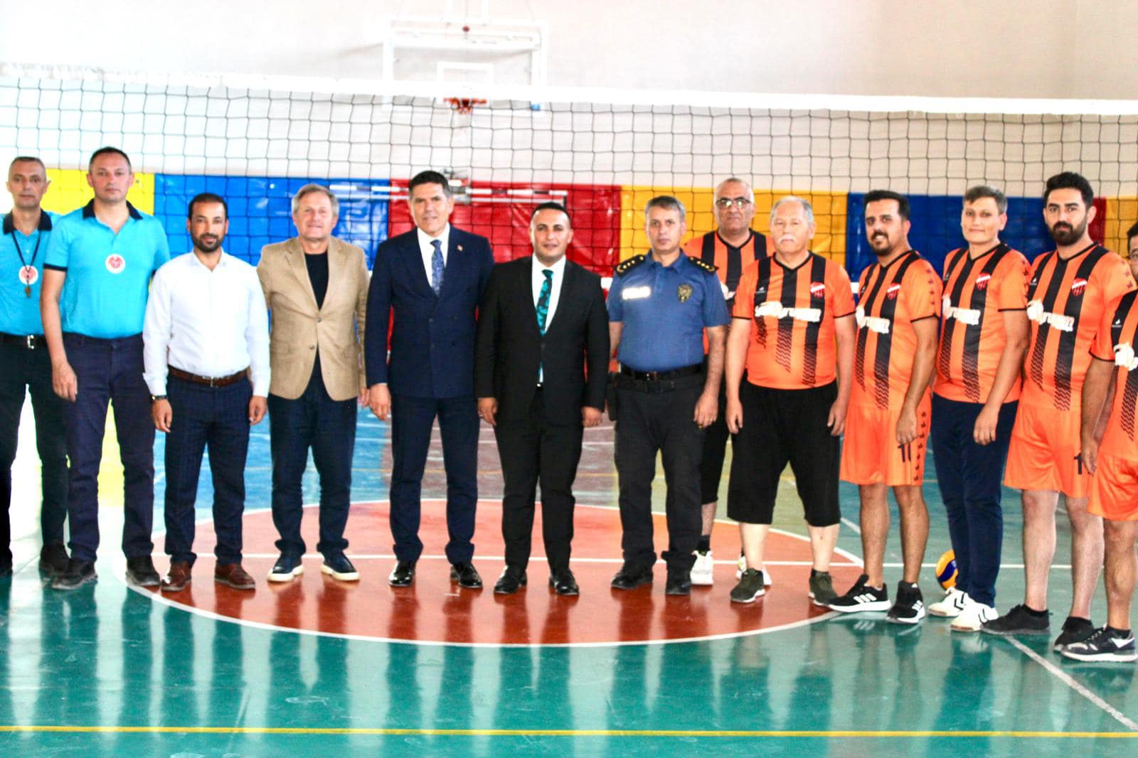 Kaymakam Melikoğlu voleybol müsabakasında yer aldı