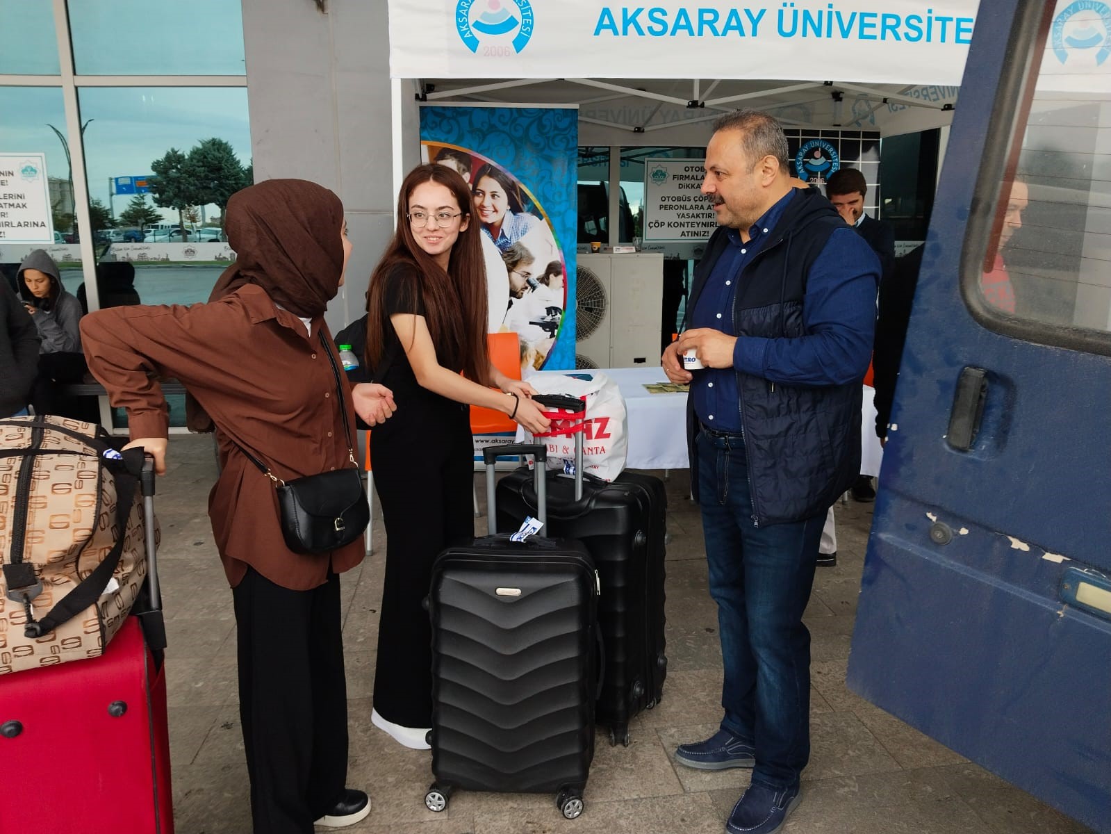 ASÜ Rektörü Arıbaş yeni öğrencileri AŞOT’ta karşıladı