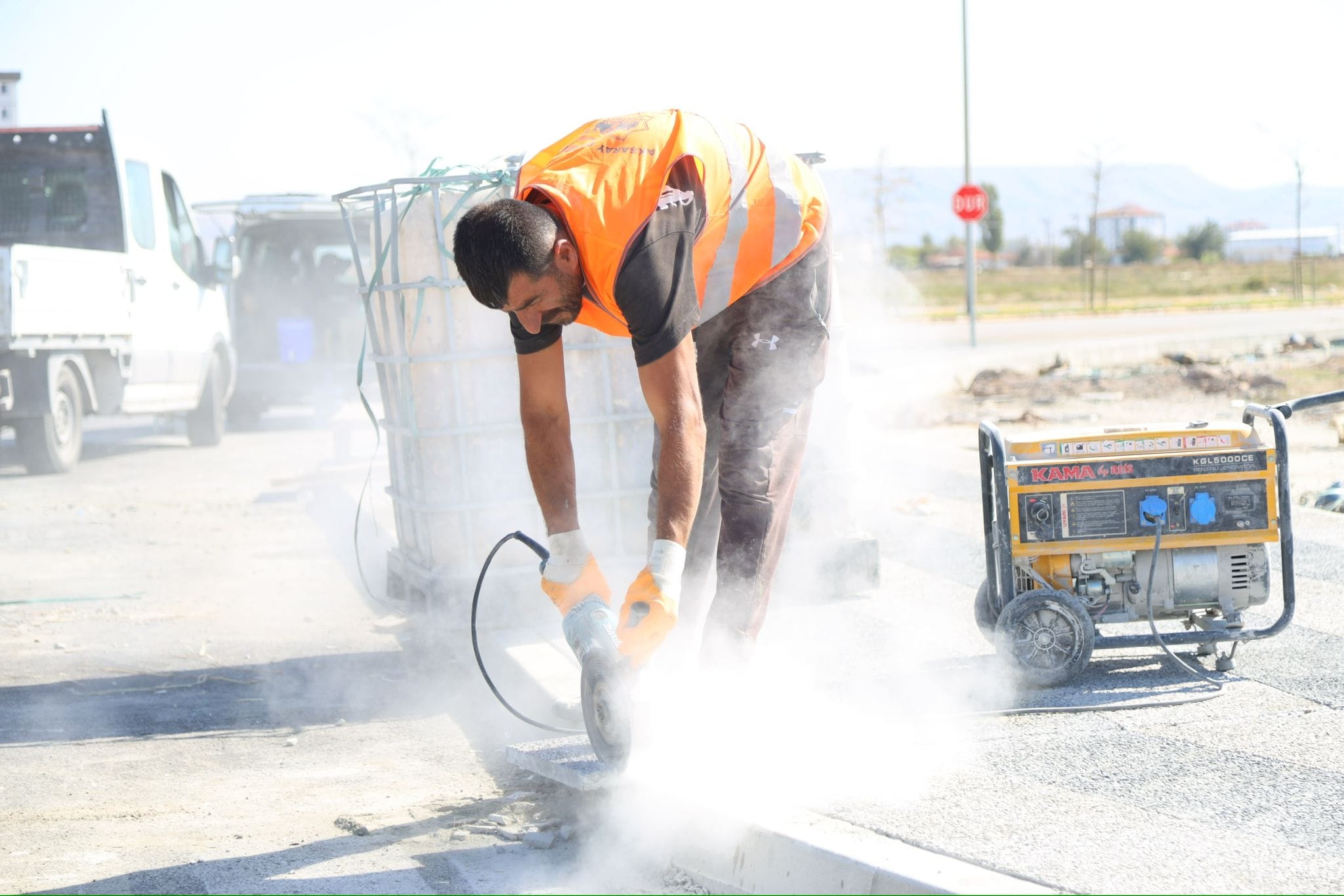 Aksaray Belediyesi kaldırımları yeniliyor: Modern ve güvenli alanlar için adım atıldı!