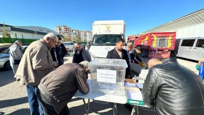 Aksaray Pazar Pazarı’nda kurulan AK Parti standında vatandaşların talepleri ve