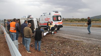 Konya’nın Beyşehir ilçesinde, devrilen kamyonetteki yabancı uyruklu 5 kişi yaralandı.