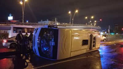 Kayseri'nin Melikgazi ilçesinde işçileri taşıyan midibüsün devrilmesi sonucu 9 kişi