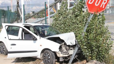 Konya’nın Beyşehir ilçesinde iki otomobilin kavşakta çarpışması sonucu 3 kişi