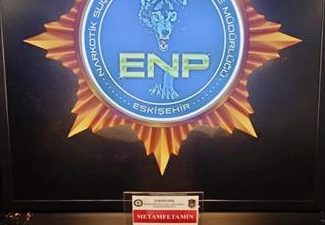 Eskişehir’de polis tarafından düzenlenen uyuşturucu operasyonunda gözaltına alınan 4 şüpheli