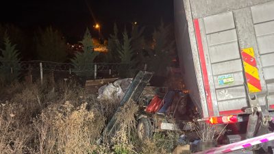 Konya’nın Akşehir ilçesinde tırla çarpışan patpatın (tarım aracı) sürücüsü hayatını