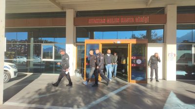 Konya’nın Seydişehir ilçesinde dün bir apartmanın önünde park halindeki 3