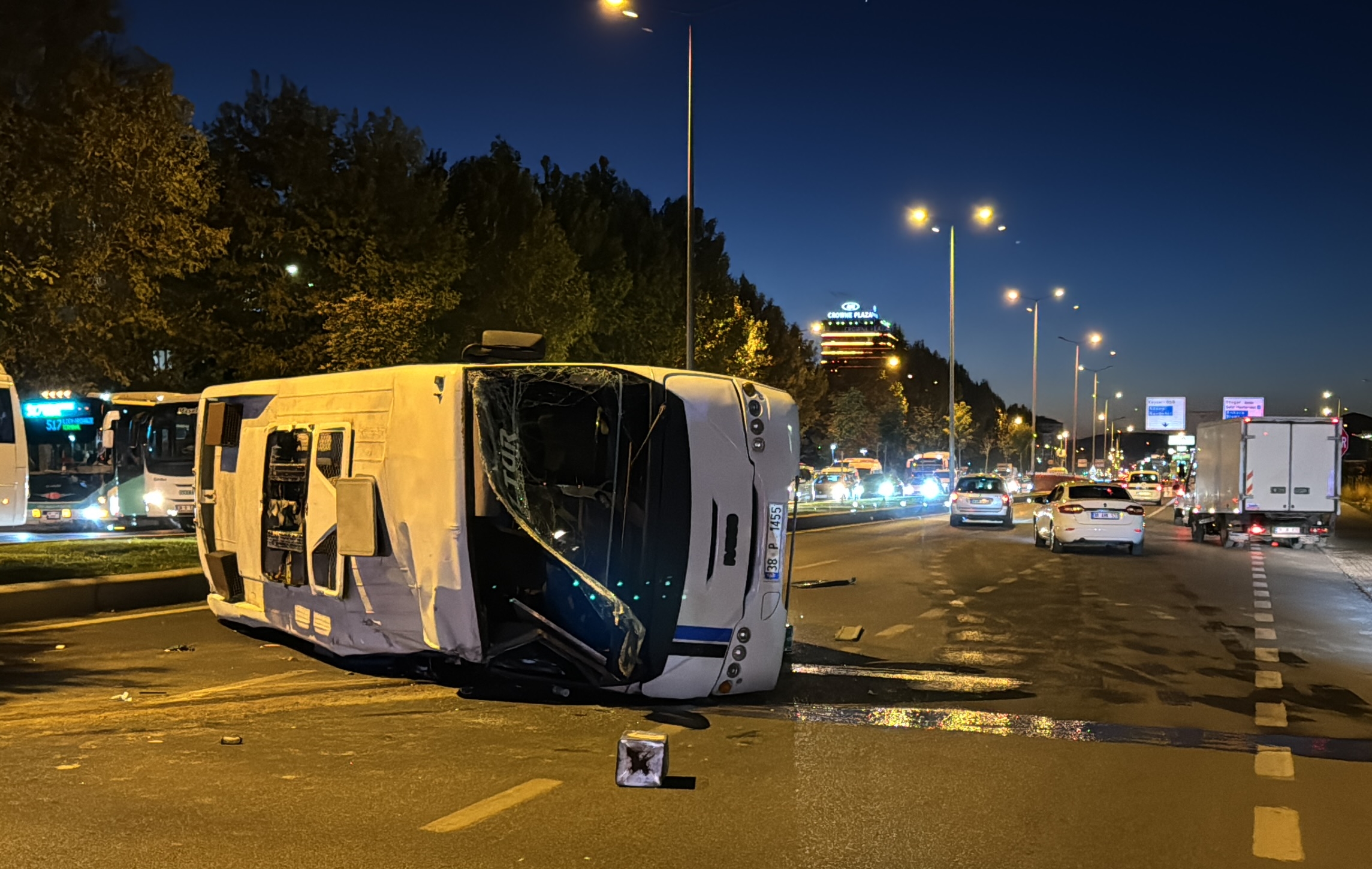 Minibüsle otomobilin çarpışması sonucu 2 kişi yaralandı