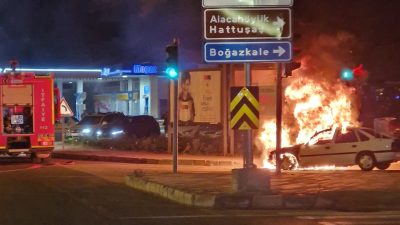 Yozgat’ta seyir halindeyken motor kısmı alev alan otomobil kullanılamaz hale