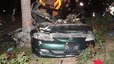 Konya’nın Beyşehir ilçesinde, refüjdeki ağaca çarpan otomobildeki 1 kişi öldü,