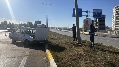  Sivas'ta otomobilin aydınlatma direğine çarpması sonucu 2 kişi yaralandı.