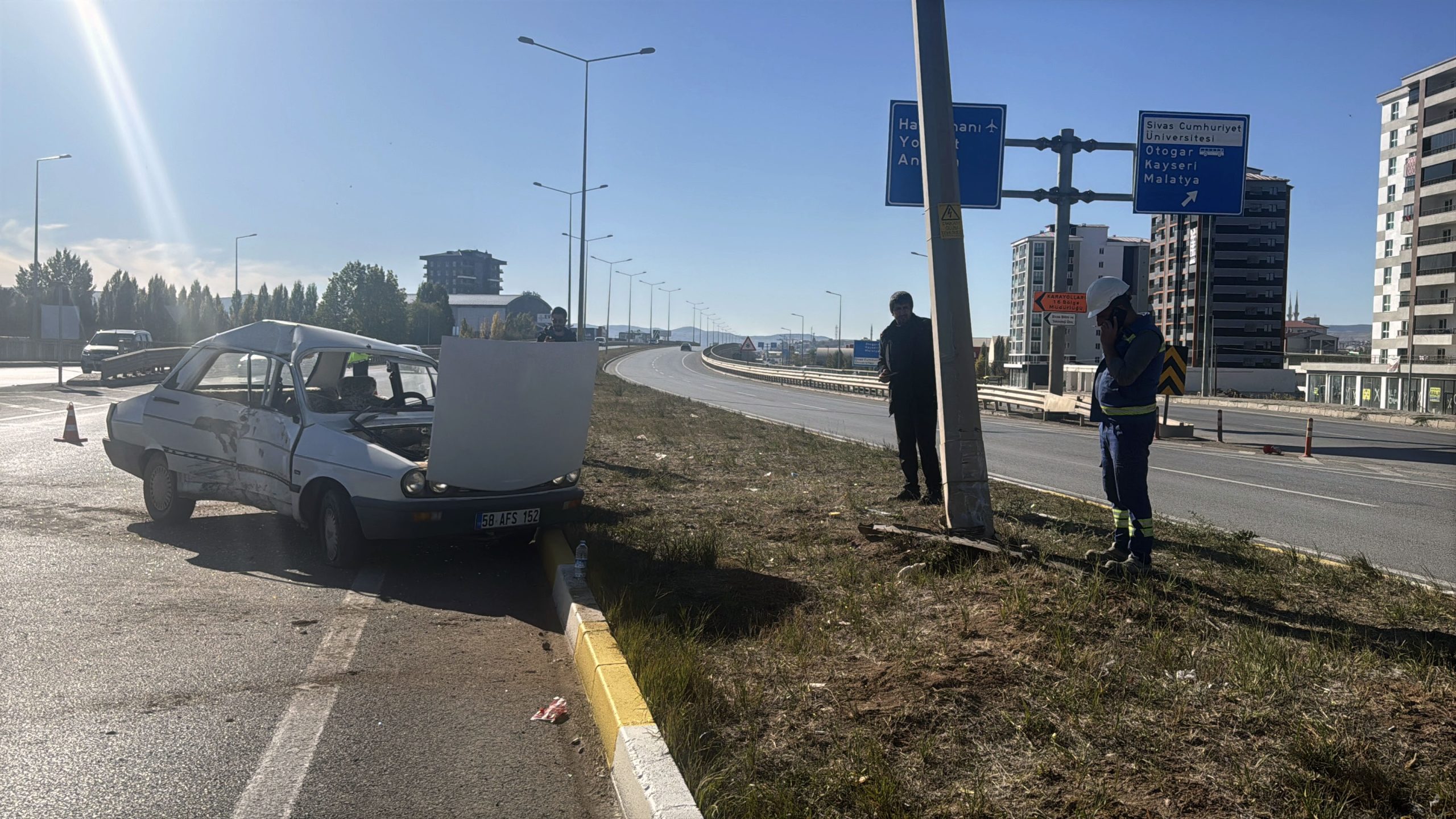  Sivas'ta otomobilin aydınlatma direğine çarpması sonucu 2 kişi yaralandı.