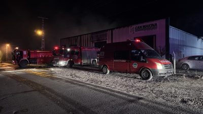 Kayseri’nin merkez Melikgazi ilçesinde faaliyet gösteren mobilya fabrikasında çıkan yangın,