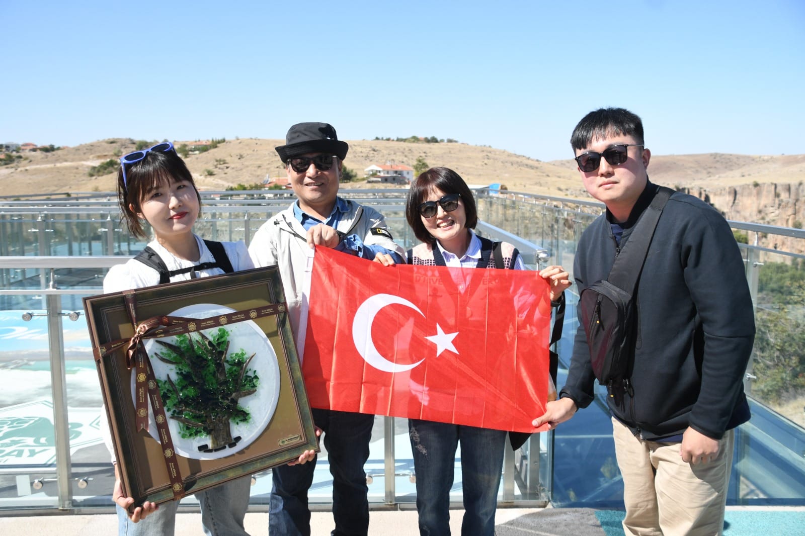 Cam terasın 100 bininci ziyaretçisi kardeş ülke Güney Kore’den