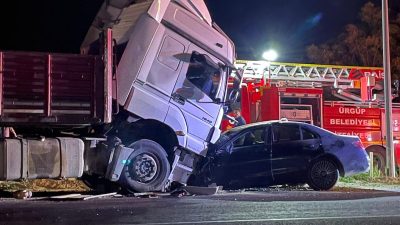 Nevşehir’in Ürgüp ilçesinde tırla çarpışan otomobilin sürücüsü yaşamını yitirdi. Ahmet