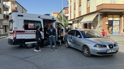 Kayseri’de otomobil ile minibüsün çarpıştığı trafik kazasında yaralanan 7’si öğrenci
